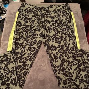 NEW with tags Victoria Secret Sport Leopard Print Leggings with Yellow Stripes